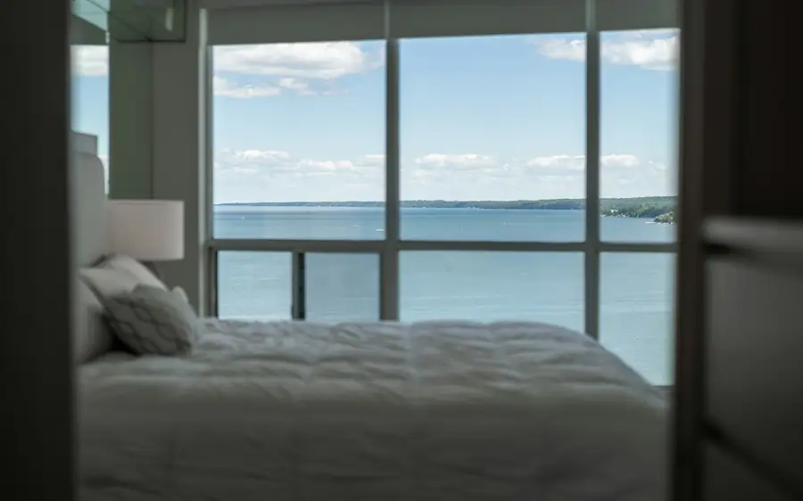 Dormitorio con vista al agua