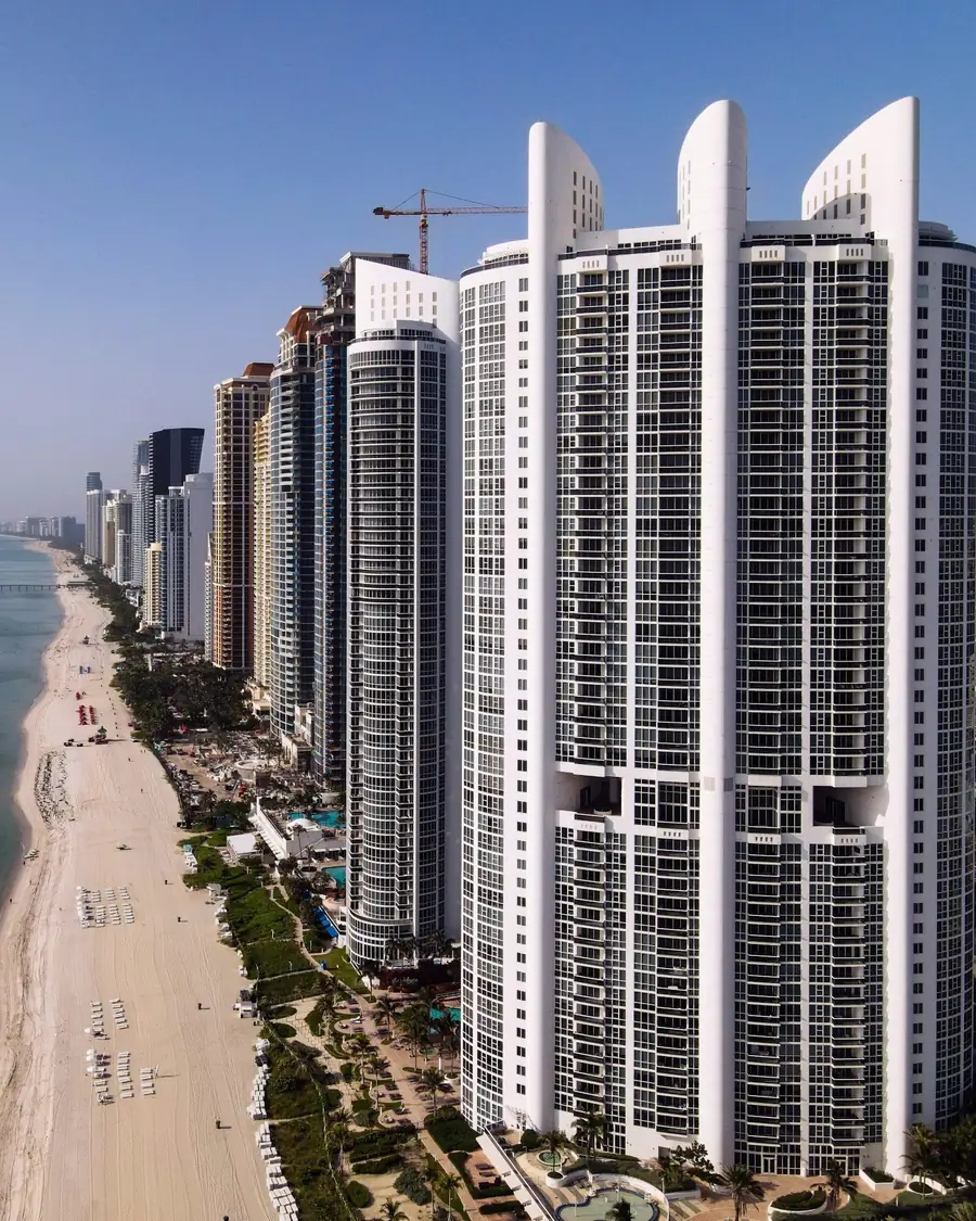 Torres de condominios frente a la playa